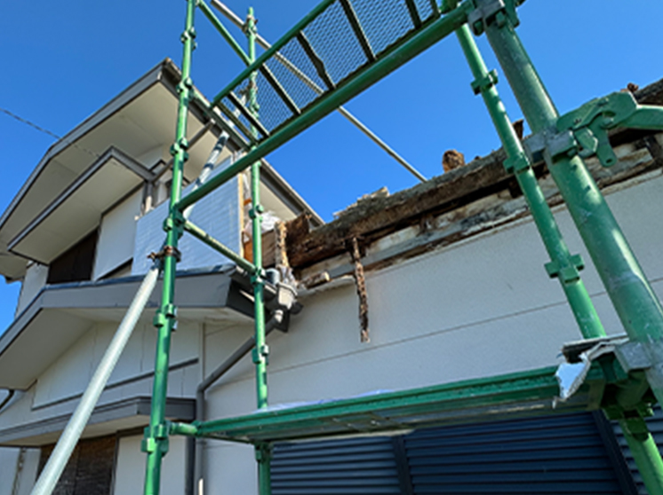 家に取り付けられた足場