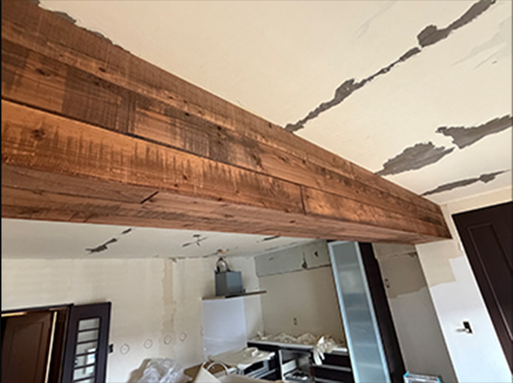 部屋の天井に取り付けられたヴィンテージ加工された木材