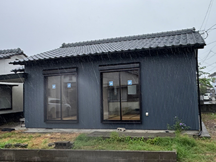 リノベーションされた紺色の一軒家