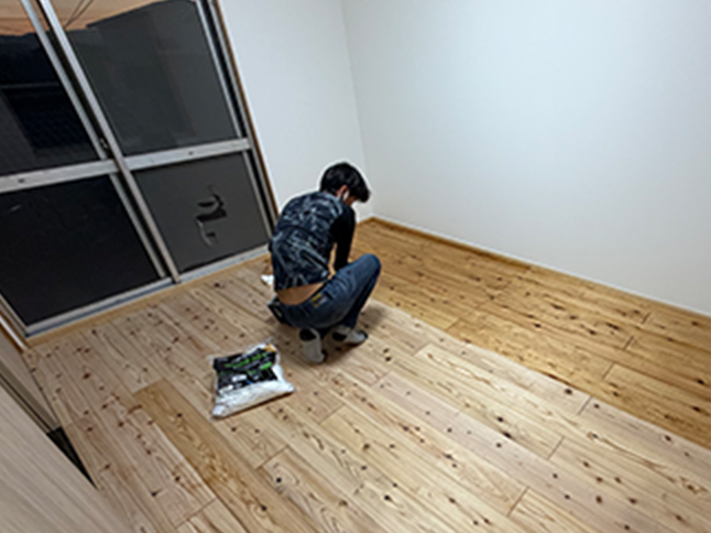 洋室での作業